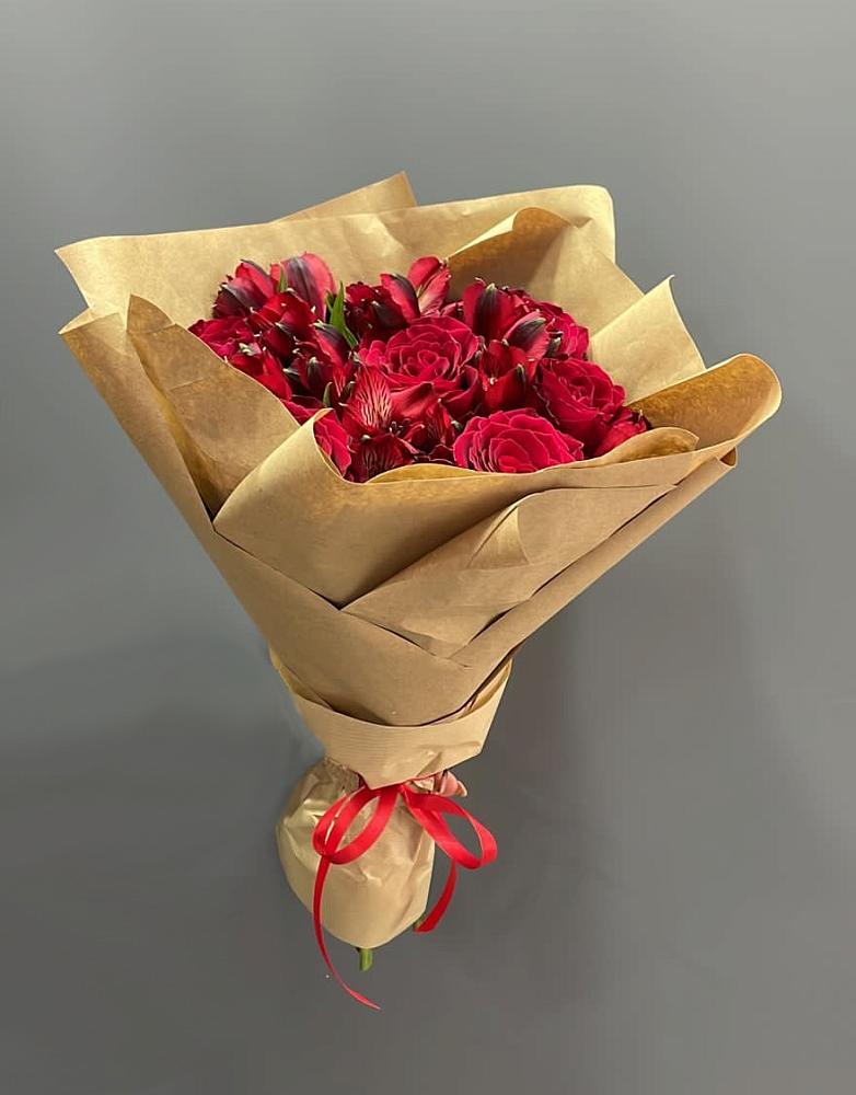 Букет цветов из: Альстромерии и Розы в Серпухов-15