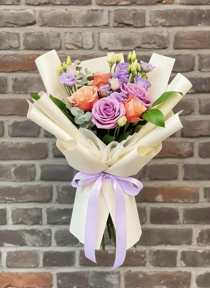 Букет цветов из: Лизиантусы и Розы в Серпухов-15
