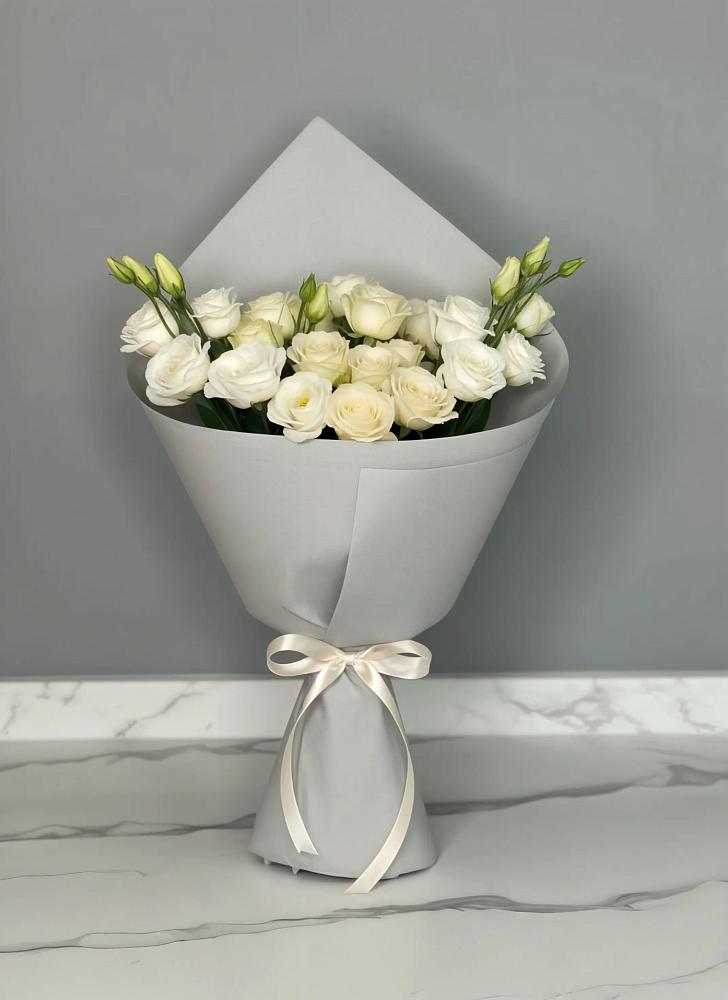 Букет цветов из: Розы и Лизиантусы в Серпухов-15