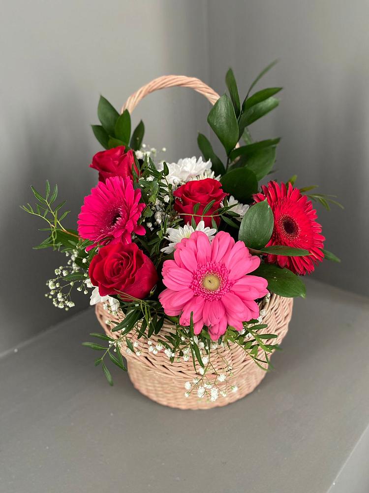 Цветочная композиция из Розы, Хризантемы и Герберы в корзине в Серпухов-15
