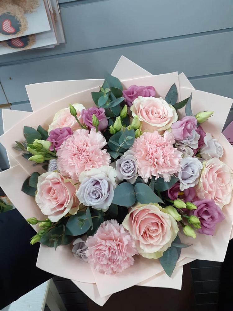 Букет цветов из: Розы, Гвоздики и Лизиантусы в Серпухов-15